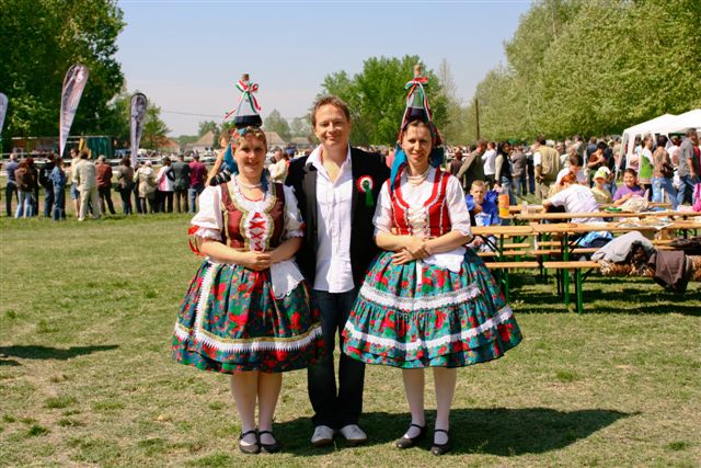 Geszti Péter a nagybaracskai népviseletbe öltözött hölgyek társaságában