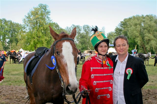 Molnár Gyöngyinek, Érsekhalma lovasának Geszti Péter, a Nemzeti Vágta kreatív igazgatója gratulált a győzelemhez